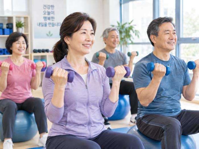 걷기만으로 충분할까…중장년층 건강 지키는 근력운동의 중요성 기사 이미지