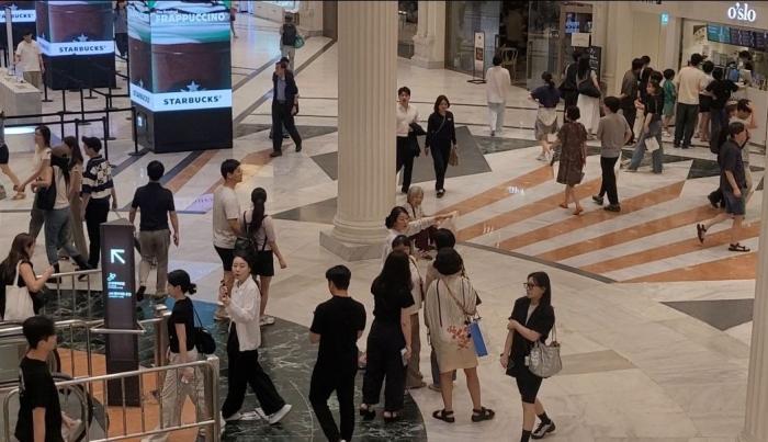 젊은이들로 붐비는 동탄의 쇼핑몰 풍경
